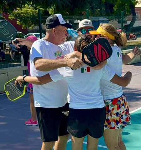 Emotional moment between teammates during a Mazatlán pickleball tournament at the Pata Salada courts.