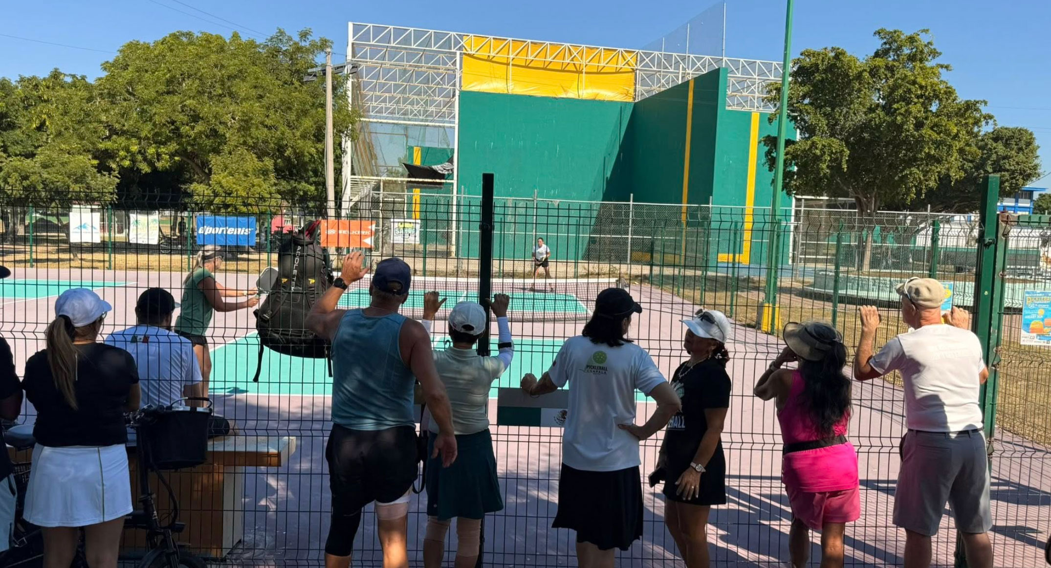 Fans and spectators watching a pickleball tournament at the Pata Salada Mazatlán Pickleball Clu