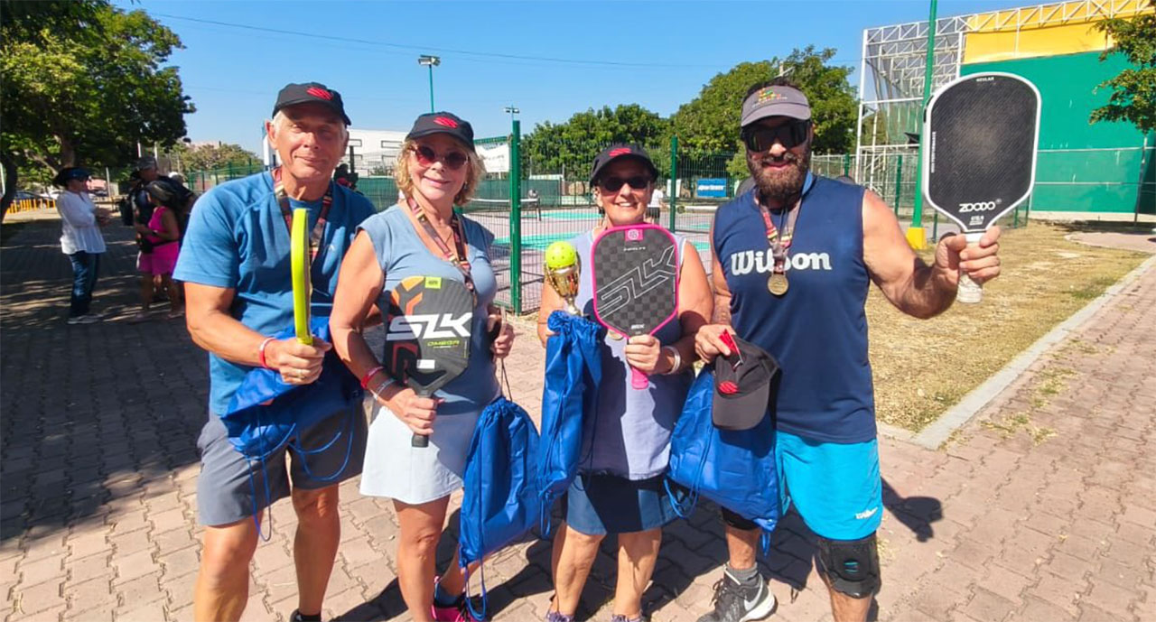 Medal winners at the Pata Salada Mazatlán Pickleball Club tournament posing on the outdoor courts.