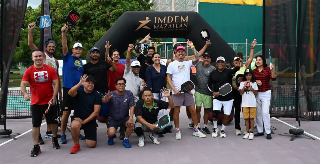 Mono Allen with local players at a Pata Salada Mazatlán pickleball tournament inside Unidad Deportiva SAHOP.
